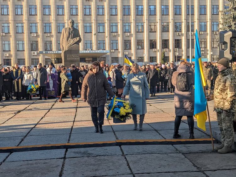 Житомиряни вшанували пам'ять героїв, загиблих у російсько-українській війні - Події. Джерело: Zhitomir-OnLine Житомиряни вшанували пам'ять героїв, загиблих у російсько-українській війні - фото №2