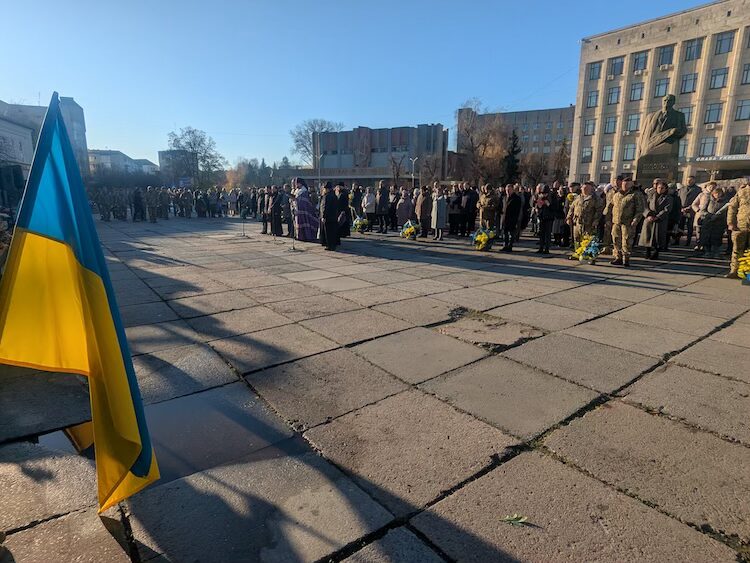 Житомиряни вшанували пам'ять героїв, загиблих у російсько-українській війні - Події. Джерело: Zhitomir-OnLine Житомиряни вшанували пам'ять героїв, загиблих у російсько-українській війні - фото №