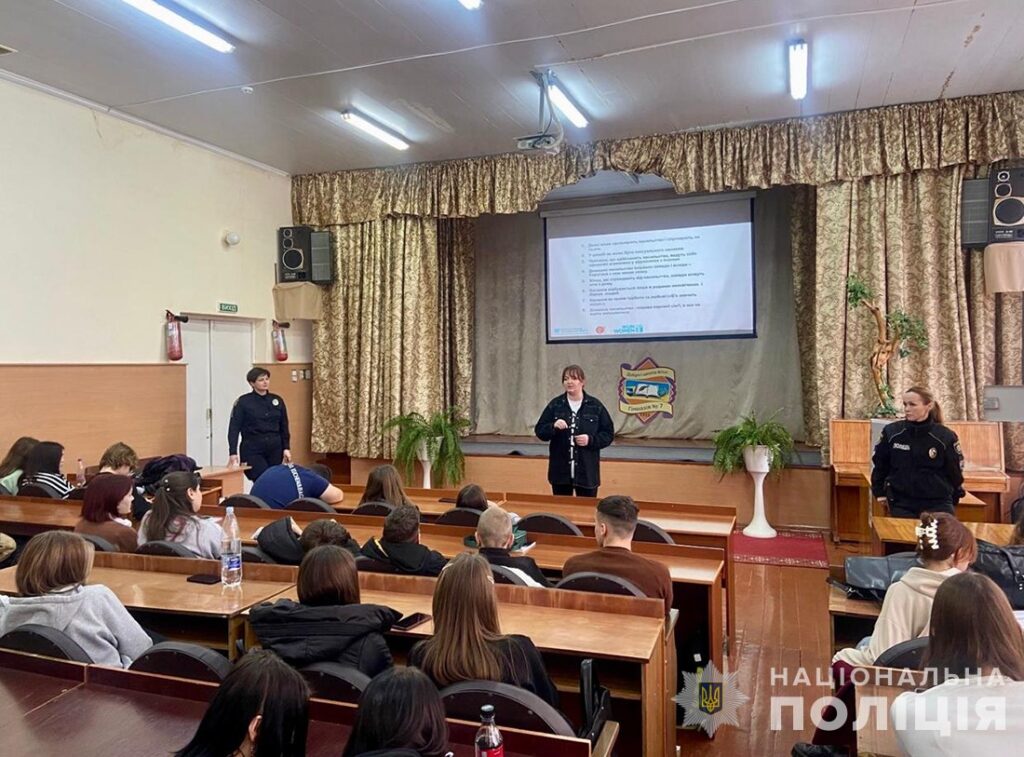 У Звягелі поліцейські провели тематичні лекції для підлітків - Події. Джерело: Zhitomir-OnLine У Звягелі поліцейські провели тематичні лекції для підлітків - фото №1