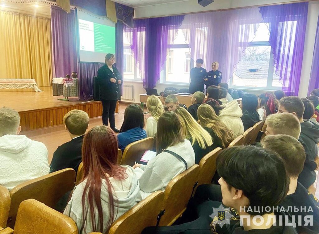 У Звягелі поліцейські провели тематичні лекції для підлітків - Події. Джерело: Zhitomir-OnLine У Звягелі поліцейські провели тематичні лекції для підлітків - фото №2