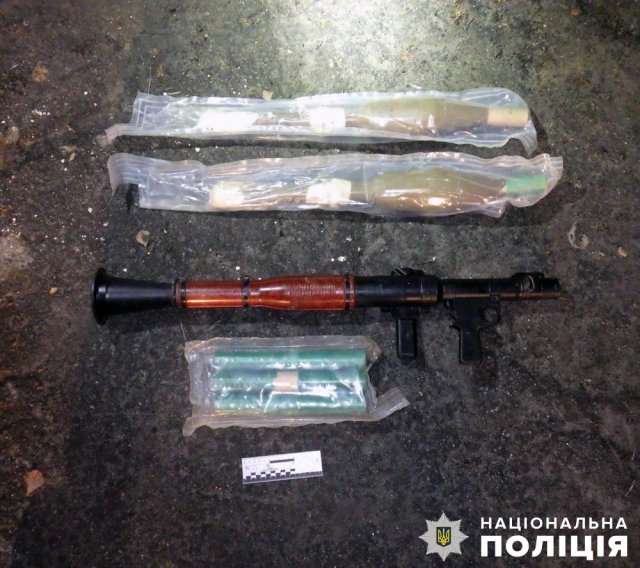 На Звягельщині у сімейного дебошира вилучили протитанковий гранатомет та іншу зброю. ФОТО На Звягельщині у сімейного дебошира вилучили протитанковий гранатомет та іншу зброю. ФОТО