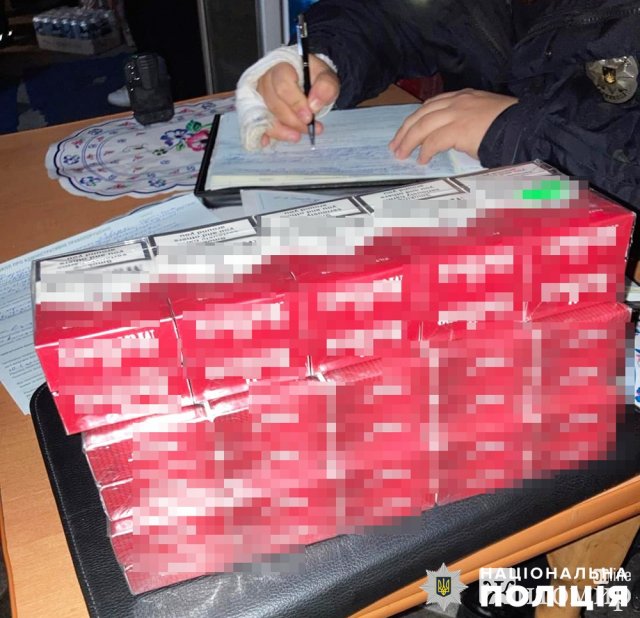 У власника магазину в Житомирській області вилучили понад 90 літрів алкоголю та 100 пачок цигарок. ФОТО У власника магазину в Житомирській області вилучили понад 90 літрів алкоголю та 100 пачок цигарок. ФОТО