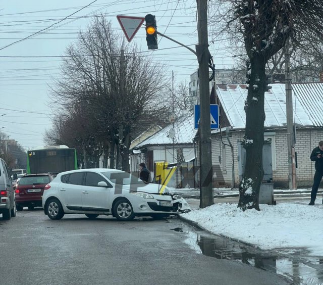 На перехресті в Житомирі автівка врізалася в стовб: водій - зник На перехресті в Житомирі автівка врізалася в стовб: водій - зник