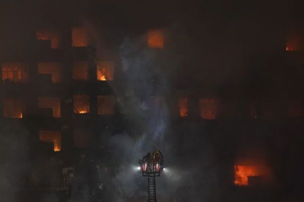 Моторошна пожежа в Іспанії: дотла згорів 14-поверховий будинок, є жертви. ФОТО. ВІДЕО Моторошна пожежа в Іспанії: дотла згорів 14-поверховий будинок, є жертви. ФОТО. ВІДЕО