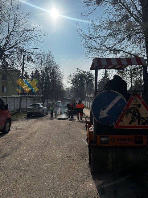 На вулицях Житомира почали робити аварійний ямковий ремонт доріг. ФОТО На вулицях Житомира почали робити аварійний ямковий ремонт доріг. ФОТО