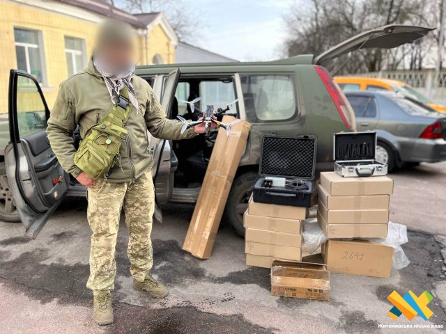 У Житомирі 71-й окремій єгерський бригаді передали комплект супутникового звʼязку. ФОТО