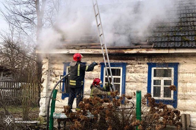 У Звягелі горіла суха трава, а на півночі Житомирщини - два будинки