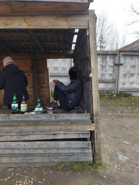 В одному з сіл Житомирського району діти посеред дня розпивають алкоголь В одному з сіл Житомирського району діти посеред дня розпивають алкоголь
