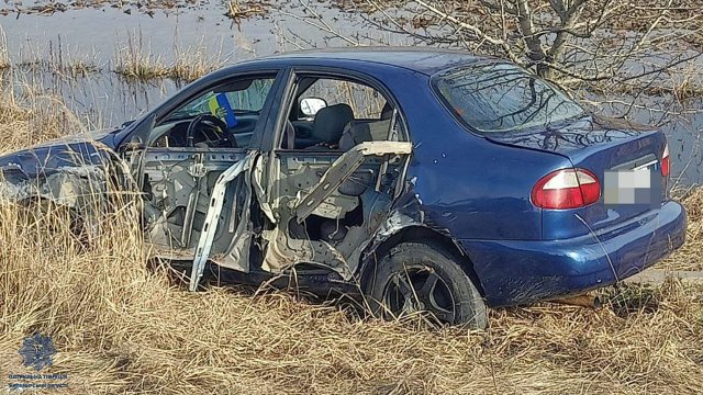 На Житомирщині Daewoo виїхав на "зустрічку" та зіштовхнувся з Opel. ФОТО На Житомирщині Daewoo виїхав на "зустрічку" та зіштовхнувся з Opel. ФОТО