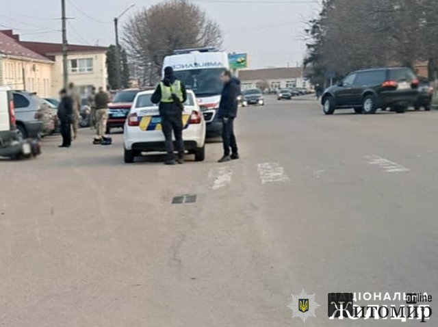 У Попільні Skoda зіштовхнулась з мотоциклом, після чого двоколісник врізався у припаркований Fiat У Попільні Skoda зіштовхнулась з мотоциклом, після чого двоколісник врізався у припаркований Fiat