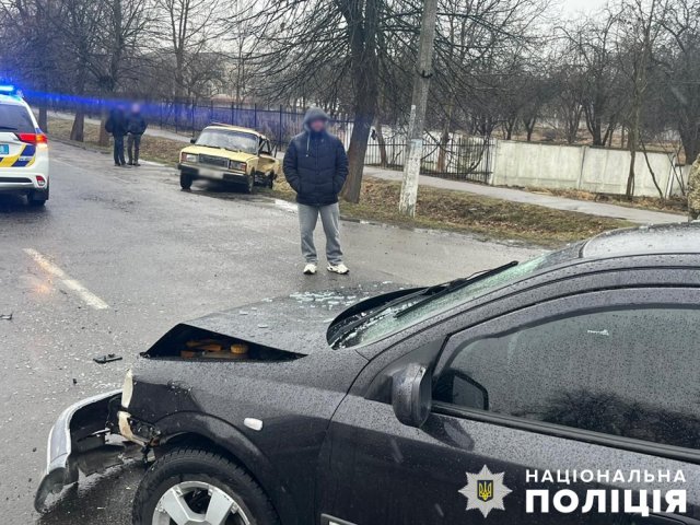 У Звягелі ВАЗ зіштовхнувся з Opel, один з водіїв травмований. ФОТО У Звягелі ВАЗ зіштовхнувся з Opel, один з водіїв травмований. ФОТО