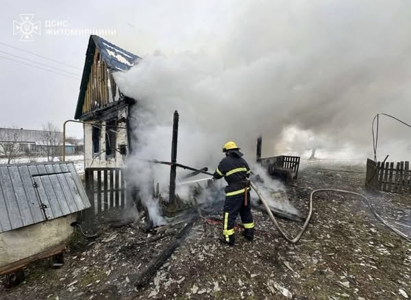 Трагедія на Коростенщині: одна людина загинула у пожежі, іншу врятували. ФОТО - Події. Джерело: Zhitomir-OnLine Трагедія на Коростенщині: одна людина загинула у пожежі, іншу врятували. ФОТО - фото №