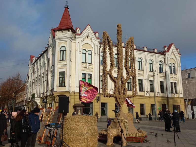 До Житомира привезли 7-метровий тризуб, сплетений пораненими військовими з дідухів - Культура. Джерело: Zhitomir-OnLine До Житомира привезли 7-метровий тризуб, сплетений пораненими військовими з дідухів - фото №