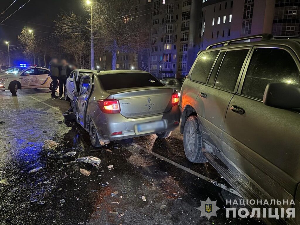 Поліція встановлює обставини подвійної ДТП у середмісті Житомира. ФОТО - фото №1