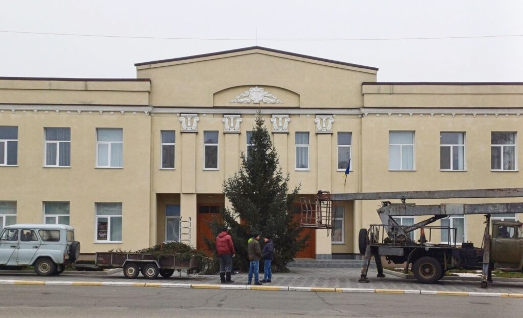 У Малині встановили новорічну ялинку. ФОТО - фото №