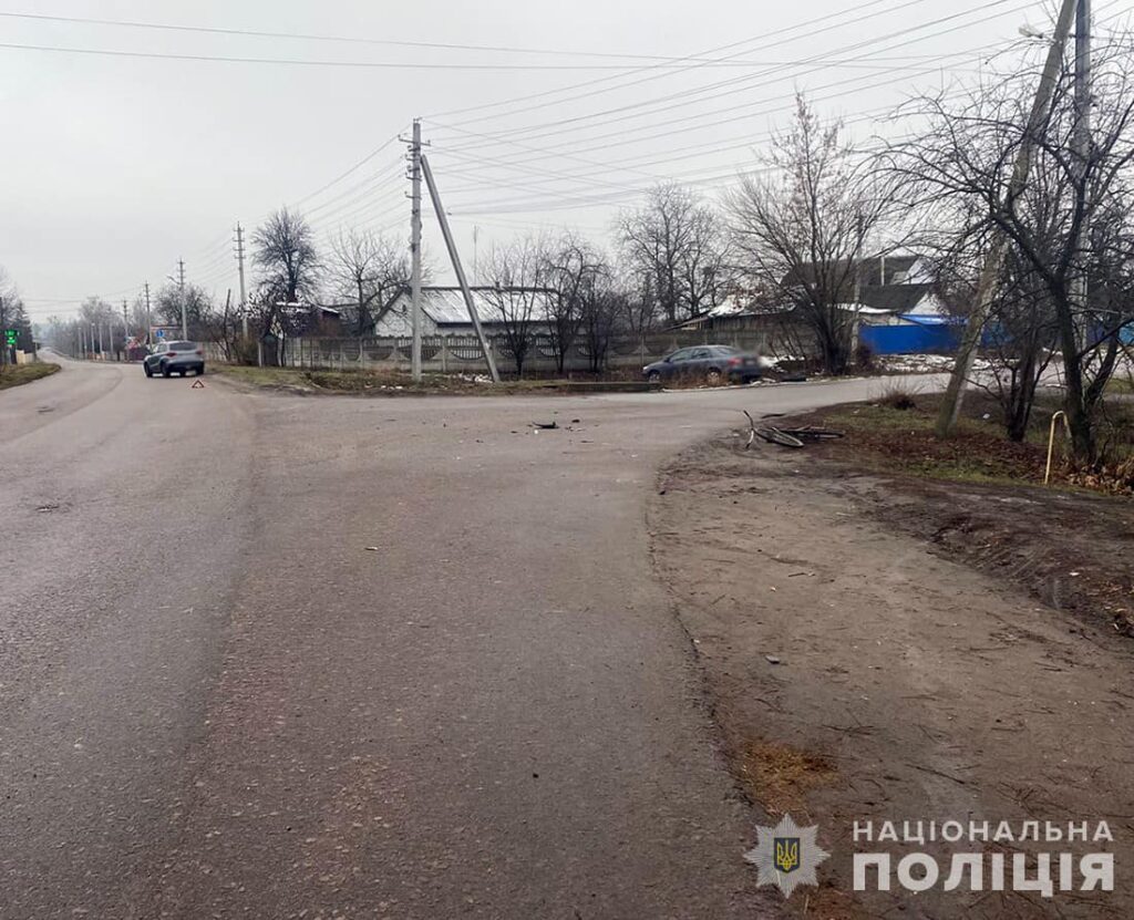 На Житомирщині Suzuki зіштовхнувся з велосипедисткою: водійку двоколісника госпіталізували - Події. Джерело: Zhitomir-OnLine На Житомирщині Suzuki зіштовхнувся з велосипедисткою: водійку двоколісника госпіталізували - фото №