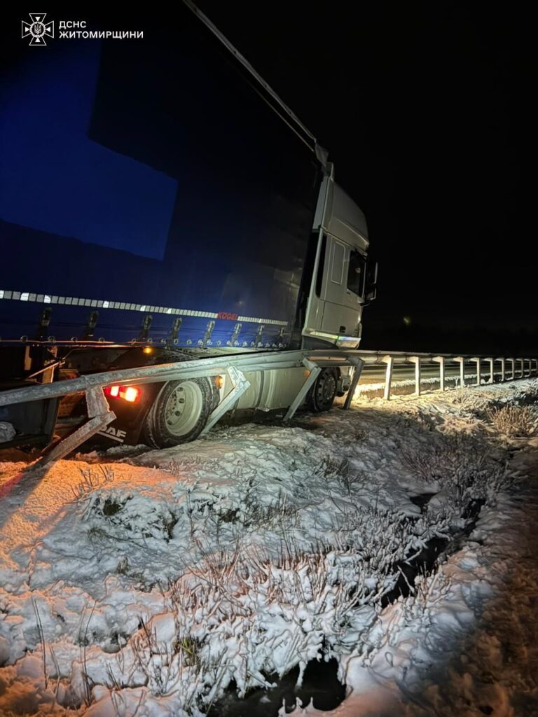 Подробиці ДТП у Малині за участі іномарки, де загинула людина. ФОТО - Події. Джерело: Zhitomir-OnLine Подробиці ДТП у Малині за участі іномарки, де загинула людина. ФОТО - фото №1
