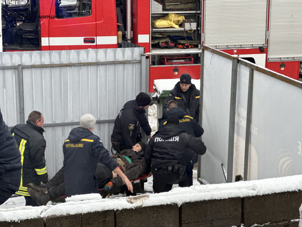 У Бердичеві з ємності для палива дістали трьох чоловіків, які втратили свідомість - Події. Джерело: Zhitomir-OnLine У Бердичеві з ємності для палива дістали трьох чоловіків, які втратили свідомість - фото №2
