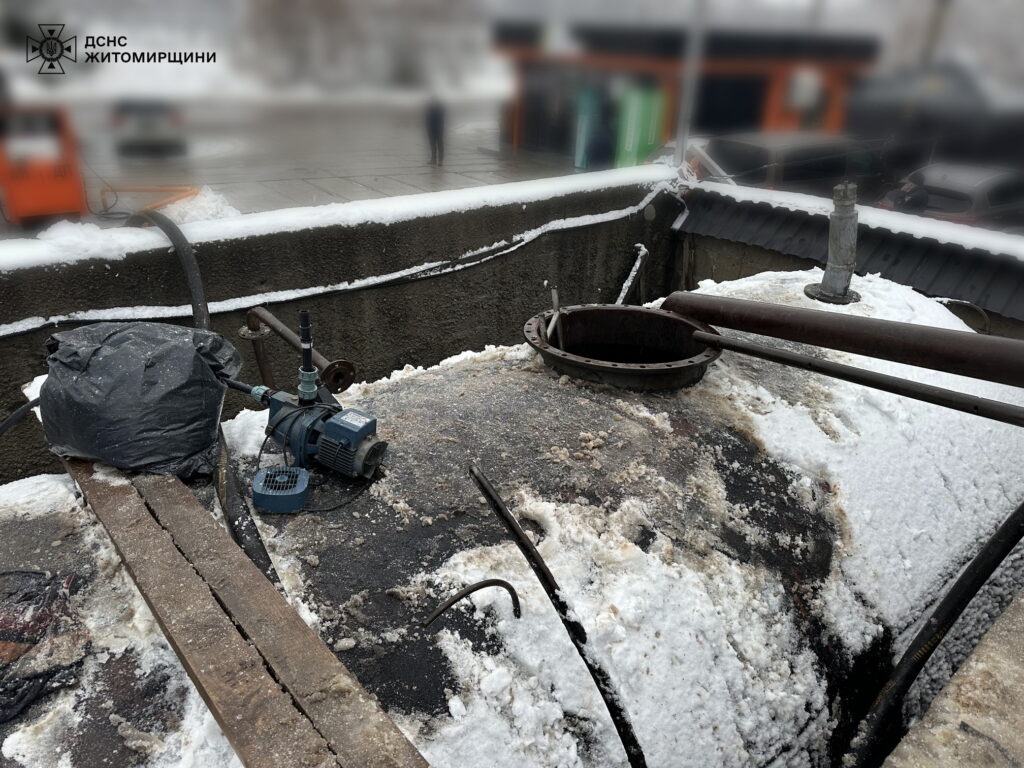 У Бердичеві з ємності для палива дістали трьох чоловіків, які втратили свідомість - Події. Джерело: Zhitomir-OnLine У Бердичеві з ємності для палива дістали трьох чоловіків, які втратили свідомість - фото №