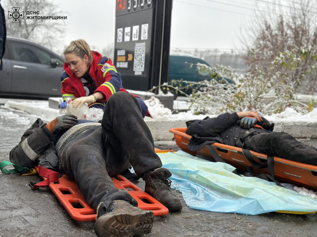 У Бердичеві з ємності для палива дістали трьох чоловіків, які втратили свідомість - Події. Джерело: Zhitomir-OnLine У Бердичеві з ємності для палива дістали трьох чоловіків, які втратили свідомість - фото №1