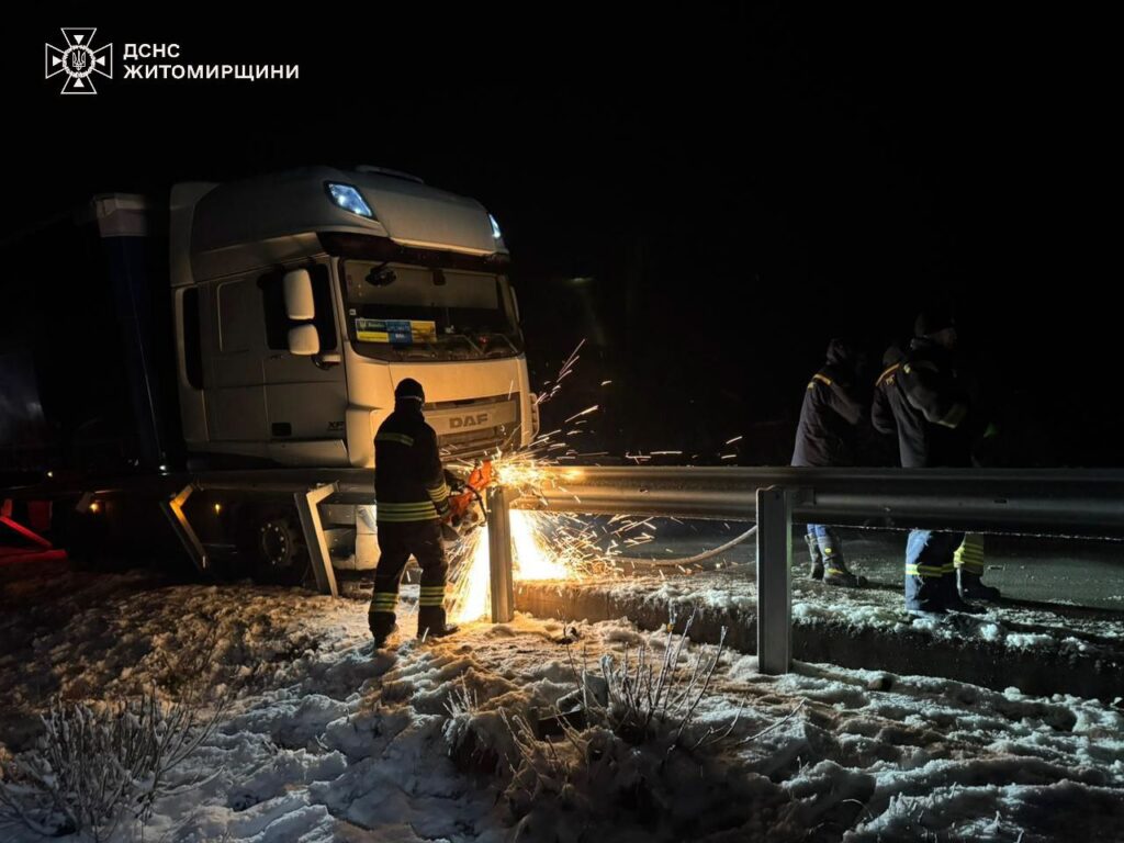 Подробиці ДТП у Малині за участі іномарки, де загинула людина. ФОТО - Події. Джерело: Zhitomir-OnLine Подробиці ДТП у Малині за участі іномарки, де загинула людина. ФОТО - фото №2