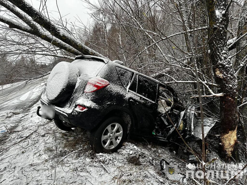 На автодорозі в Коростенському районі Toyota з’їхала в кювет та врізалась в дерево: пасажирка померла - Події. Джерело: Zhitomir-OnLine На автодорозі в Коростенському районі Toyota з’їхала в кювет та врізалась в дерево: пасажирка померла - фото №