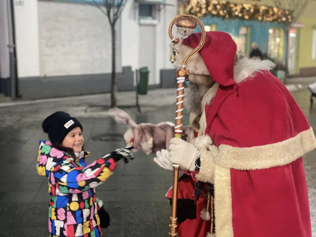 В Житомирі на вулиці Михайлівській можна буде зустріти Санта-Клауса - Події, Топ-новини. Джерело: Zhitomir-OnLine В Житомирі на вулиці Михайлівській можна буде зустріти Санта-Клауса - фото №