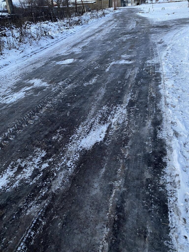 На Бердичівщині вулиці та дороги утворили суцільну ковзанку, яку ніхто не посипає. ФОТО - фото №
