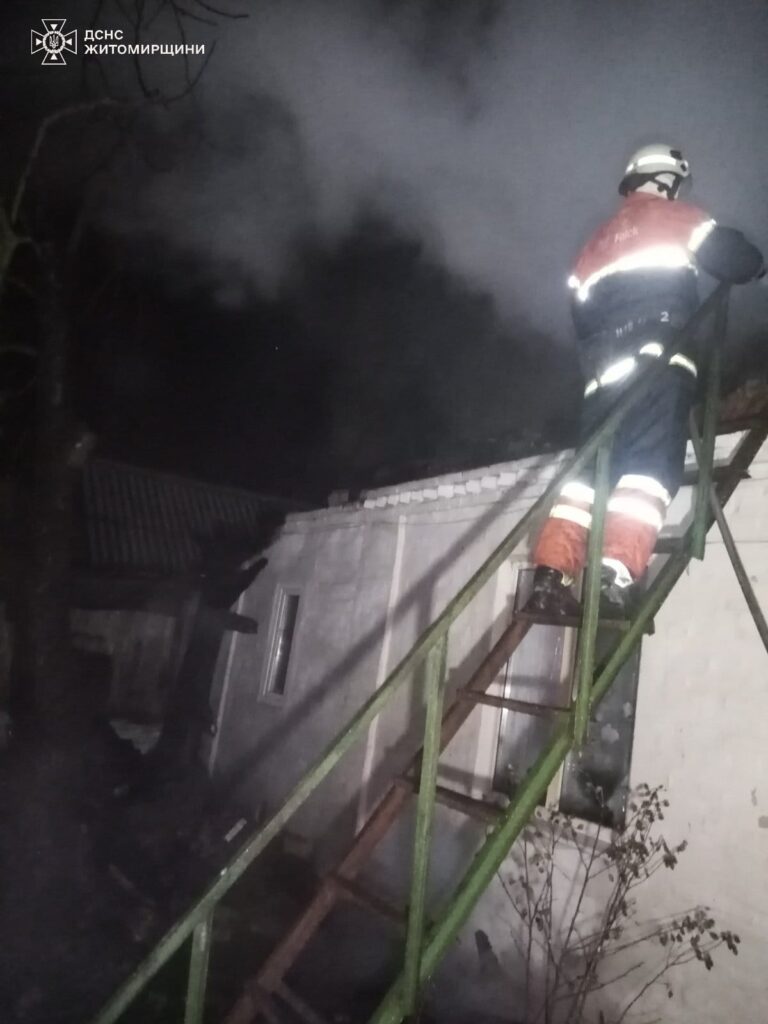 У селищі на Житомирщині горів будинок. ФОТО - Без категорії. Джерело: Zhitomir-OnLine У селищі на Житомирщині горів будинок. ФОТО - фото №