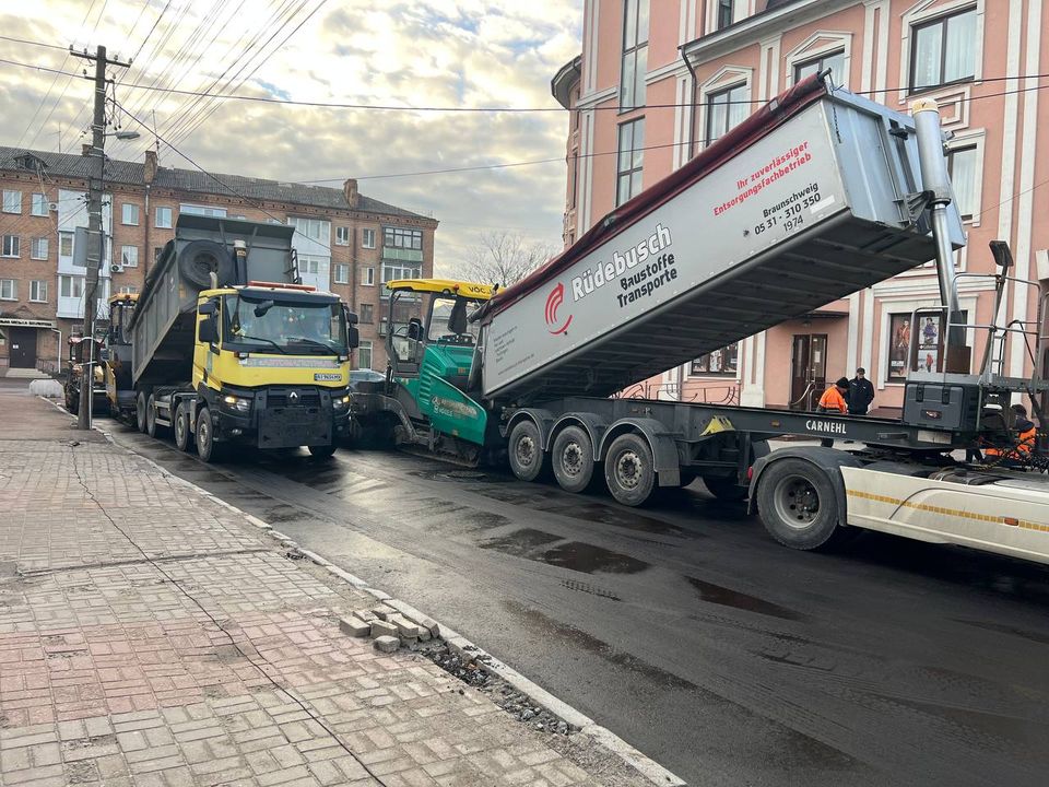 На вулиці Шевченка в Бердичеві закінчують ремонтувати дорогу - Інформація. Джерело: Zhitomir-OnLine На вулиці Шевченка в Бердичеві закінчують ремонтувати дорогу - фото №