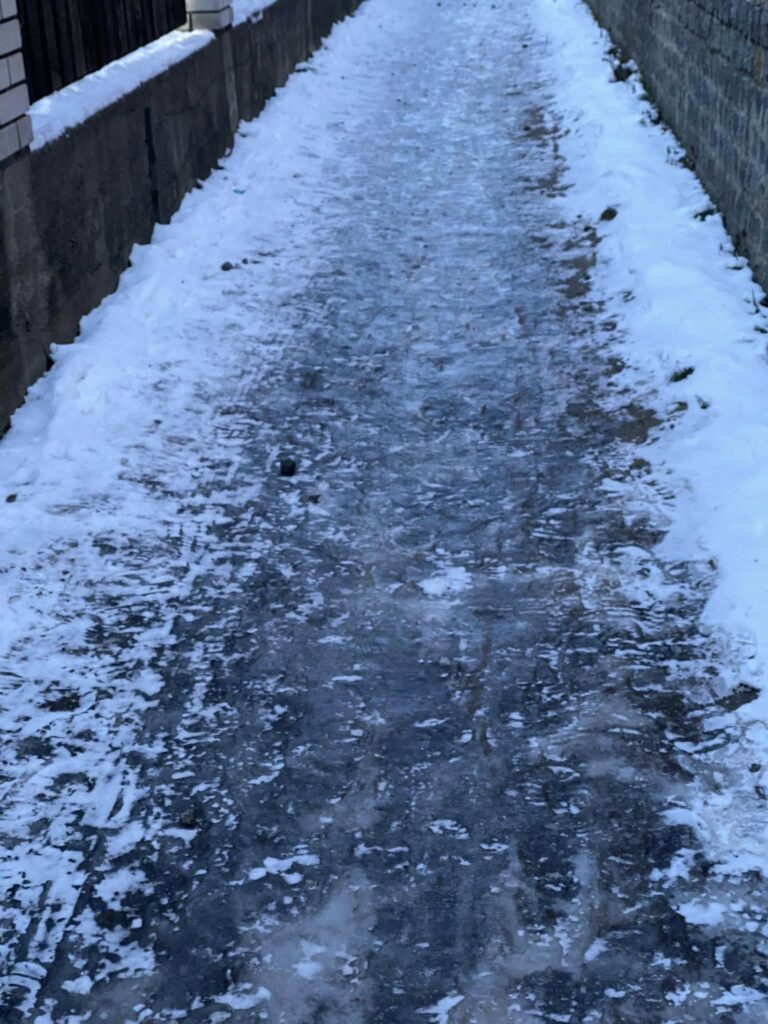 На Бердичівщині вулиці та дороги утворили суцільну ковзанку, яку ніхто не посипає. ФОТО - фото №1