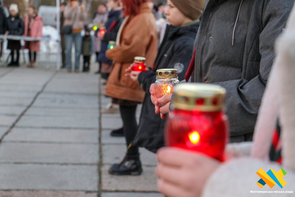 Символ пам'яті та єдності: у Житомирі Вифлеємський вогонь передали рідним загиблих Героїв - Інформація. Джерело: Zhitomir-OnLine Символ пам'яті та єдності: у Житомирі Вифлеємський вогонь передали рідним загиблих Героїв - фото №