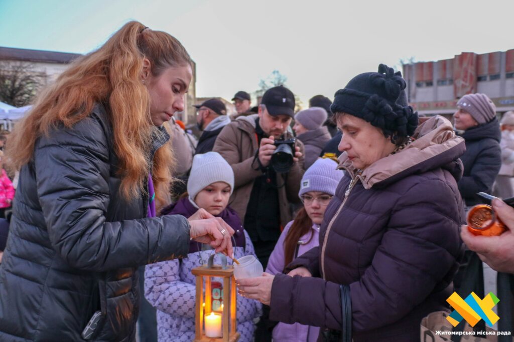 Символ пам'яті та єдності: у Житомирі Вифлеємський вогонь передали рідним загиблих Героїв - Інформація. Джерело: Zhitomir-OnLine Символ пам'яті та єдності: у Житомирі Вифлеємський вогонь передали рідним загиблих Героїв - фото №1
