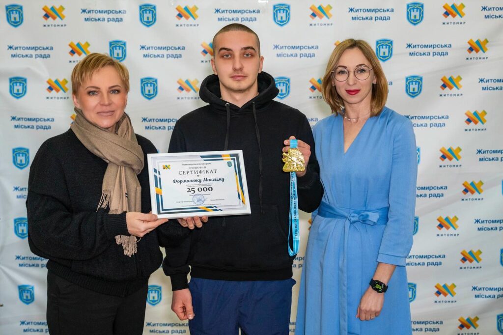 У Житомирі відзначили грошовими сертифікатами чемпіонів світу з веслування на човнах «Дракон» - фото №