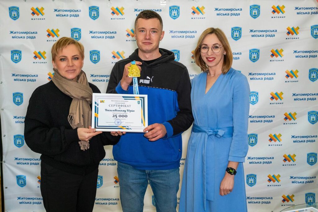 У Житомирі відзначили грошовими сертифікатами чемпіонів світу з веслування на човнах «Дракон» - фото №2