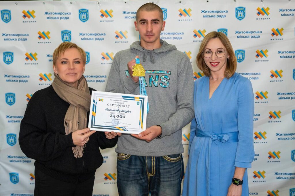 У Житомирі відзначили грошовими сертифікатами чемпіонів світу з веслування на човнах «Дракон» - фото №3