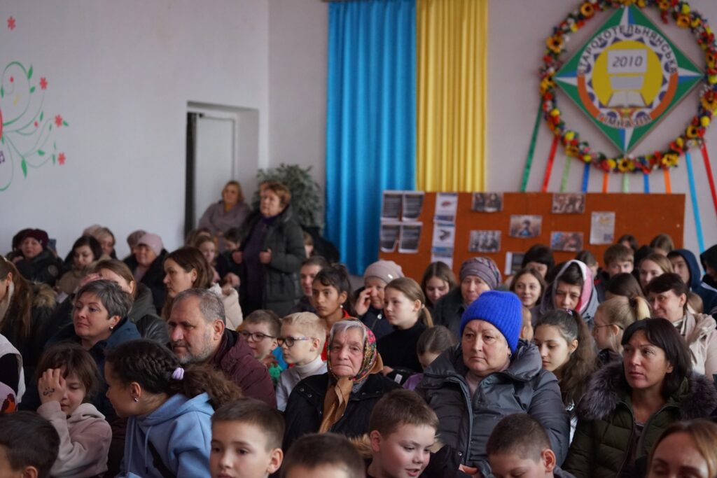 У Старокотельнянському ліцеї на Житомирщині пролунали колядки: концерт «Оберіг на Різдво» захопив серця. ФОТО - Події. Джерело: Zhitomir-OnLine У Старокотельнянському ліцеї на Житомирщині пролунали колядки: концерт «Оберіг на Різдво» захопив серця. ФОТО - фото №4