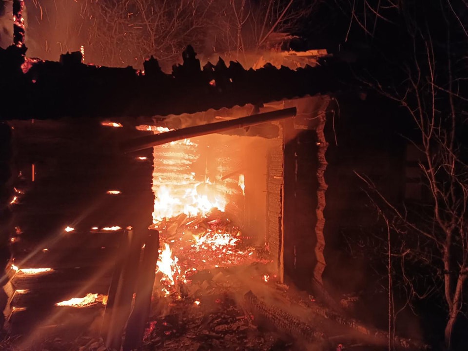 У селі на Житомирщині горів дах приватного будинку та веранда - Події. Джерело: Zhitomir-OnLine У селі на Житомирщині горів дах приватного будинку та веранда - фото №