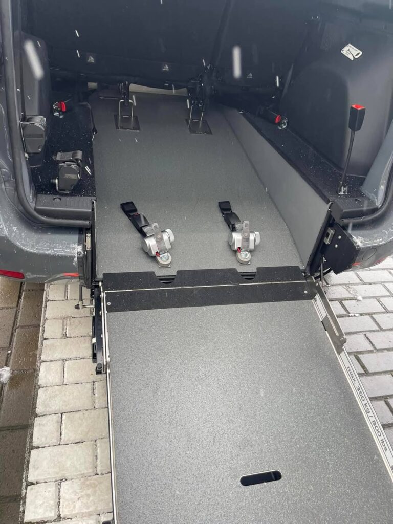 На Житомирщині Семенівська громада отримала спеціалізований автомобіль для перевезення людей з інвалідністю. ФОТО - Події. Джерело: Zhitomir-OnLine На Житомирщині Семенівська громада отримала спеціалізований автомобіль для перевезення людей з інвалідністю. ФОТО - фото №3