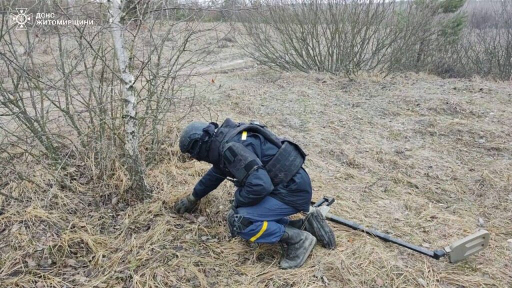Сапери знищили артснаряд, який знайшли жителі одного з сіл Житомирщини - Події. Джерело: Zhitomir-OnLine Сапери знищили артснаряд, який знайшли жителі одного з сіл Житомирщини - фото №