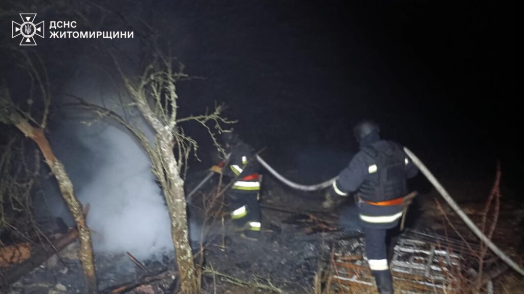 На Житомирщині через ворожу атаку горіла занедбана будівля - Події. Джерело: Zhitomir-OnLine На Житомирщині через ворожу атаку горіла занедбана будівля - фото №