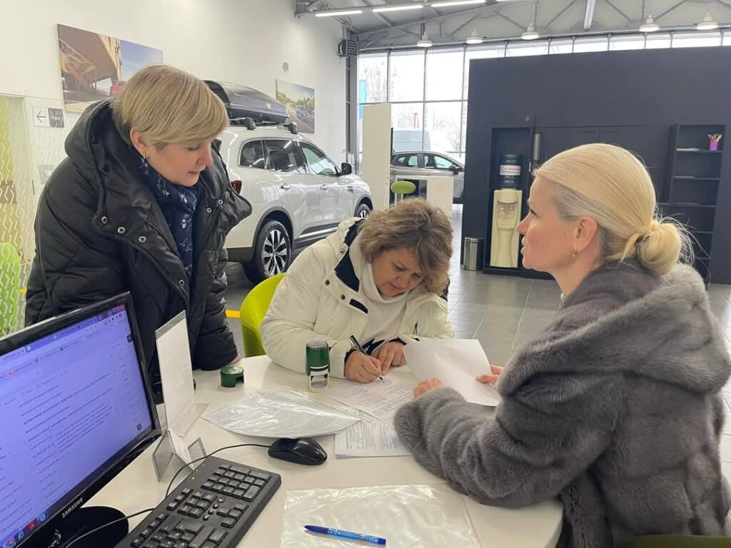 На Житомирщині Семенівська громада отримала спеціалізований автомобіль для перевезення людей з інвалідністю. ФОТО - Події. Джерело: Zhitomir-OnLine На Житомирщині Семенівська громада отримала спеціалізований автомобіль для перевезення людей з інвалідністю. ФОТО - фото №2