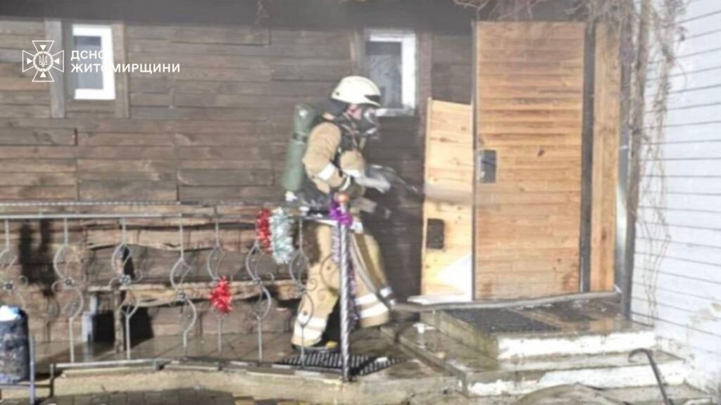 У селі поблизу Житомира горіло кафе. ФОТО - Події. Джерело: Zhitomir-OnLine У селі поблизу Житомира горіло кафе. ФОТО - фото №1