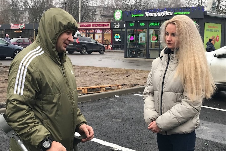 У Житомирі бракує паркувальних місць для водіїв із інвалідністю - Думка, Інформація. Джерело: Zhitomir-OnLine У Житомирі бракує паркувальних місць для водіїв із інвалідністю - фото №1