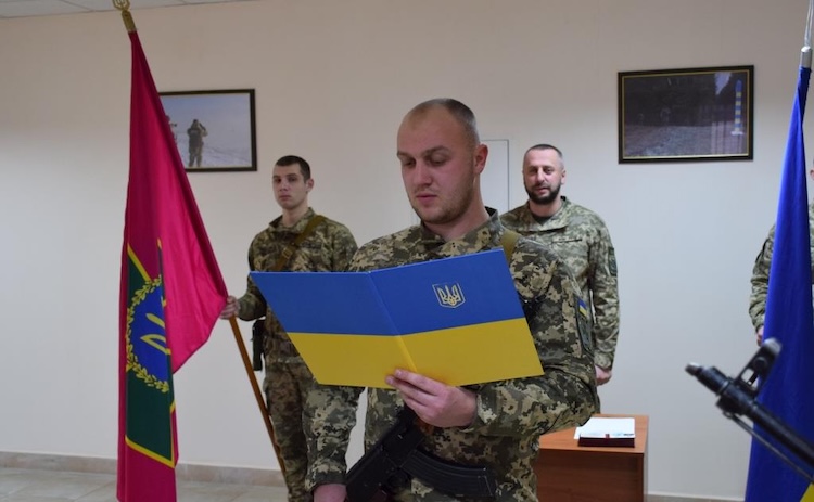 У Житомирі прикордонники-новобранці склали військову присягу - Події. Джерело: Zhitomir-OnLine У Житомирі прикордонники-новобранці склали військову присягу - фото №