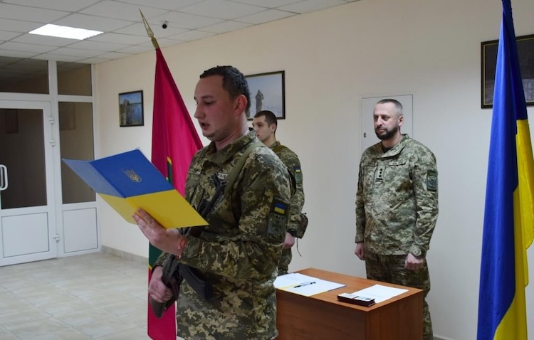 У Житомирі прикордонники-новобранці склали військову присягу - Події. Джерело: Zhitomir-OnLine У Житомирі прикордонники-новобранці склали військову присягу - фото №1