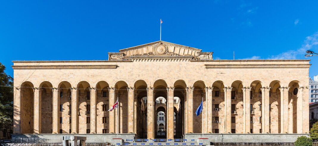 Parlamento_de_Georgia,_Tiflis,_Georgia,_2016-09-29,_DD_07