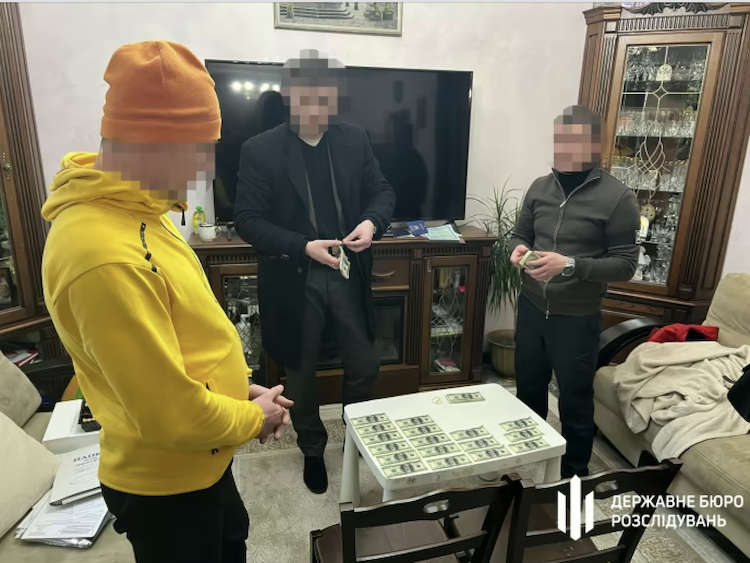 На Львівщині затримали депутата й помічника мера, які видурювали гроші в бізнесмена - Україна. Джерело: Zhitomir-OnLine На Львівщині затримали депутата й помічника мера, які видурювали гроші в бізнесмена - фото №