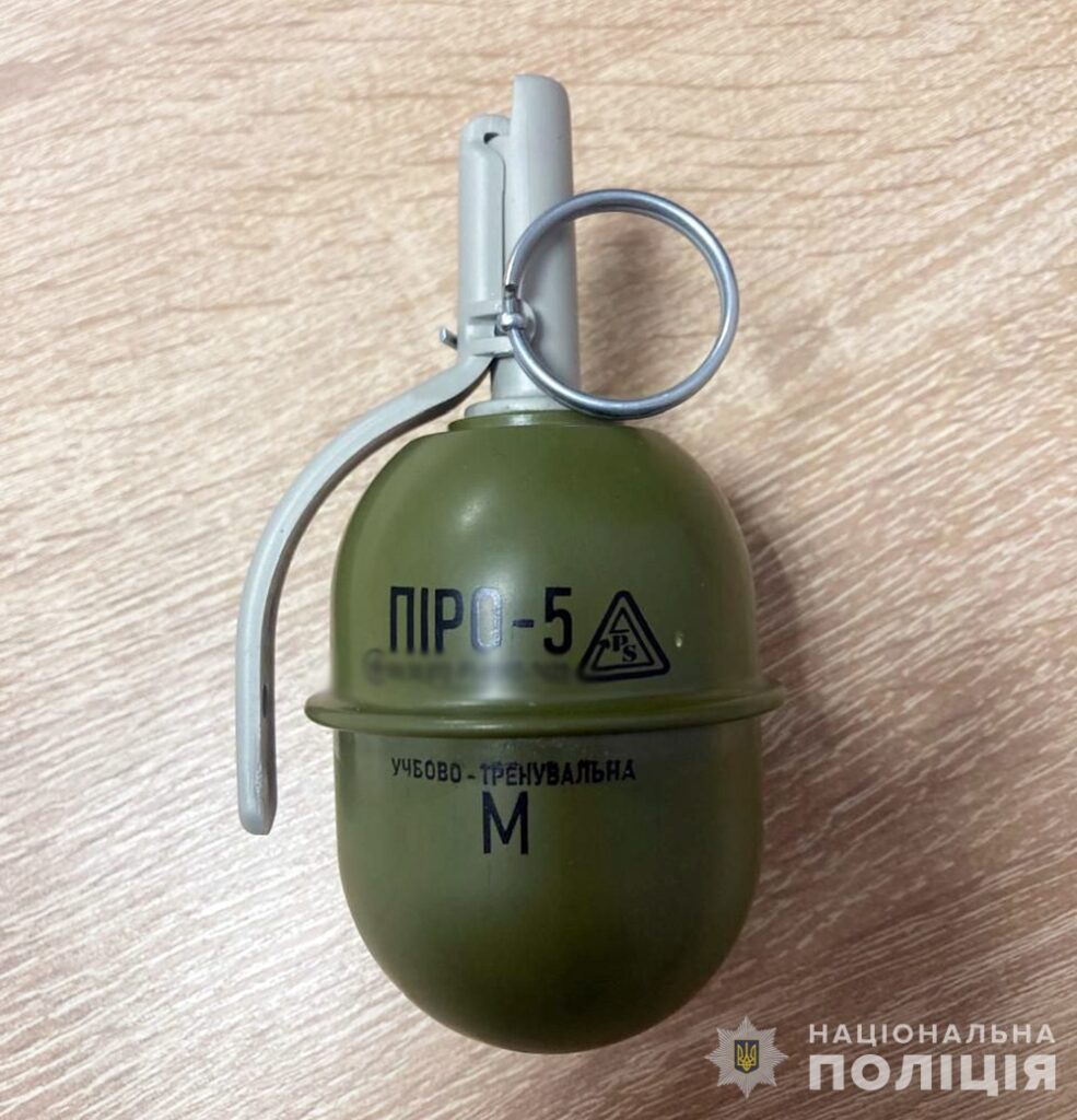 В одній з громад Житомирщини неповнолітнім продавали піротехніку. ФОТО - Події. Джерело: Zhitomir-OnLine В одній з громад Житомирщини неповнолітнім продавали піротехніку. ФОТО - фото №1