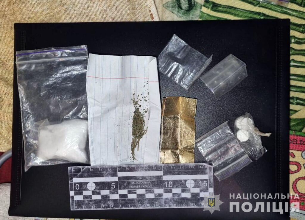 У мікрорайоні Мальованка поліцейські помітили 22-річного житомирянина: робив закладки - Події. Джерело: Zhitomir-OnLine У мікрорайоні Мальованка поліцейські помітили 22-річного житомирянина: робив закладки - фото №
